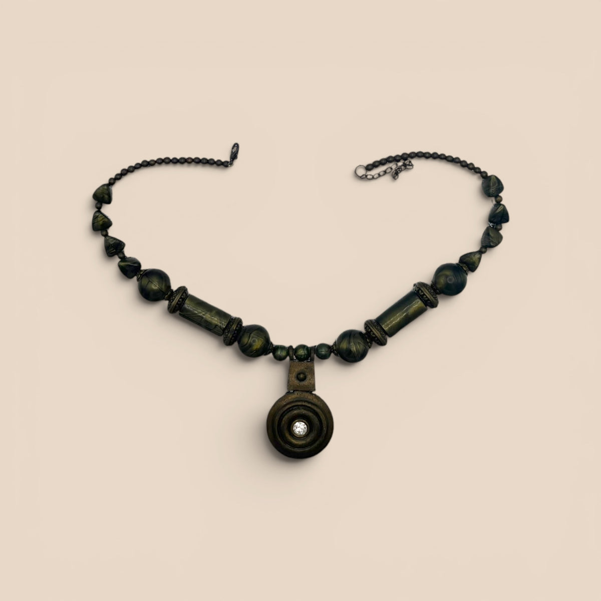 Collier perles vertes foncées pendentif