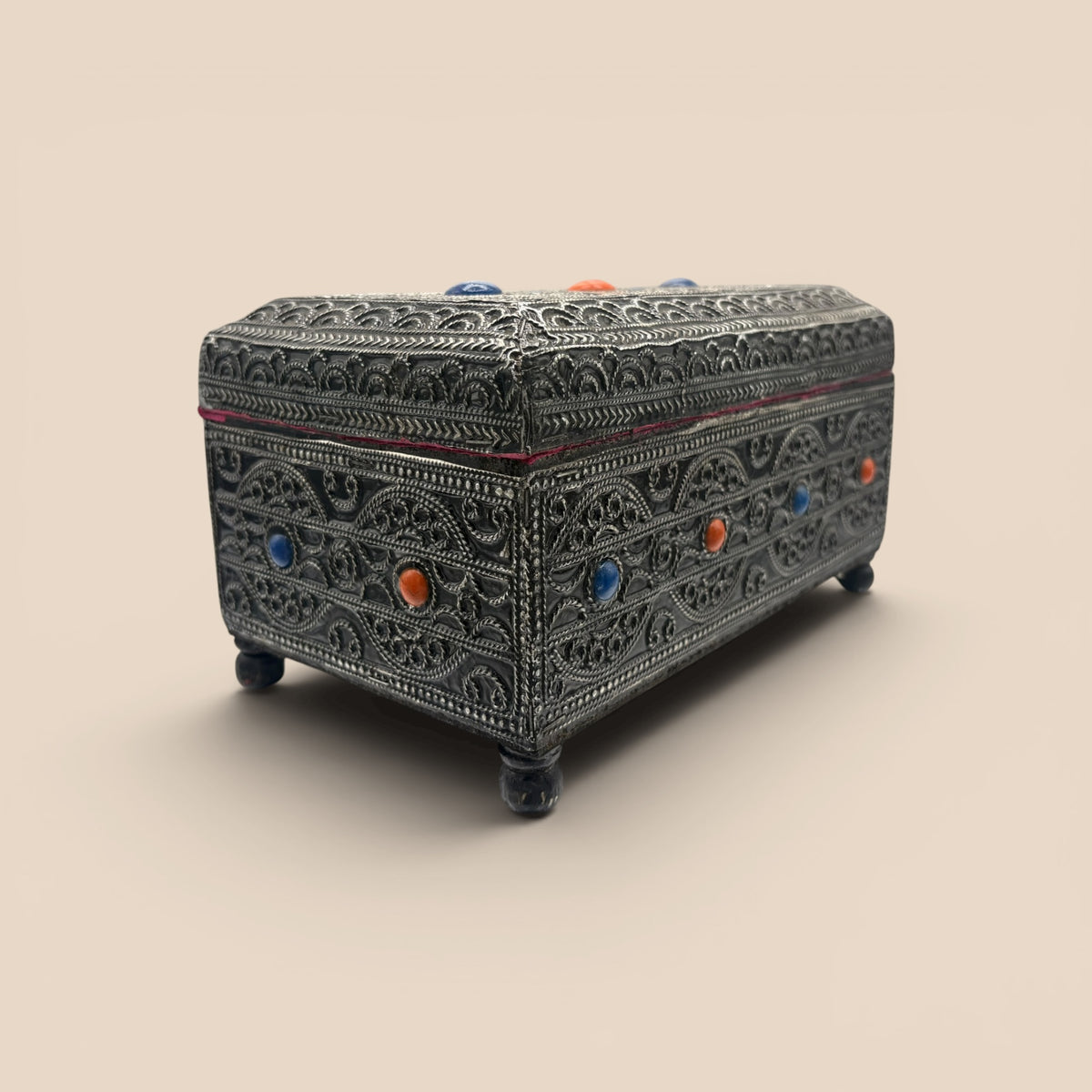 Boîte rectangulaire argenté à pierres