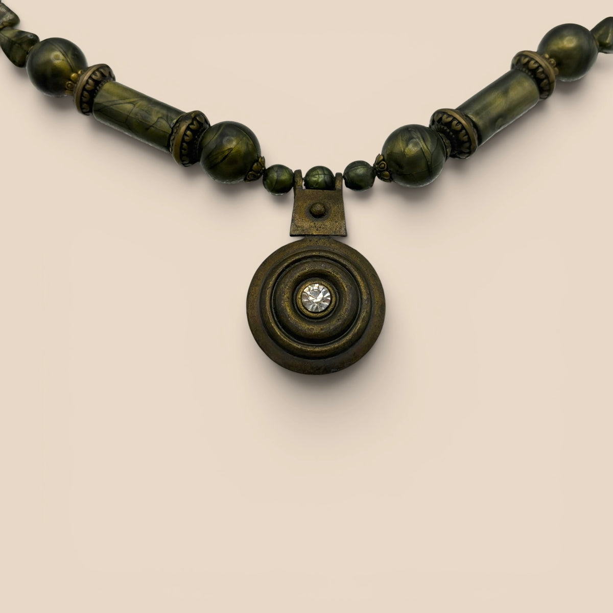 Collier perles vertes pendentif dôme