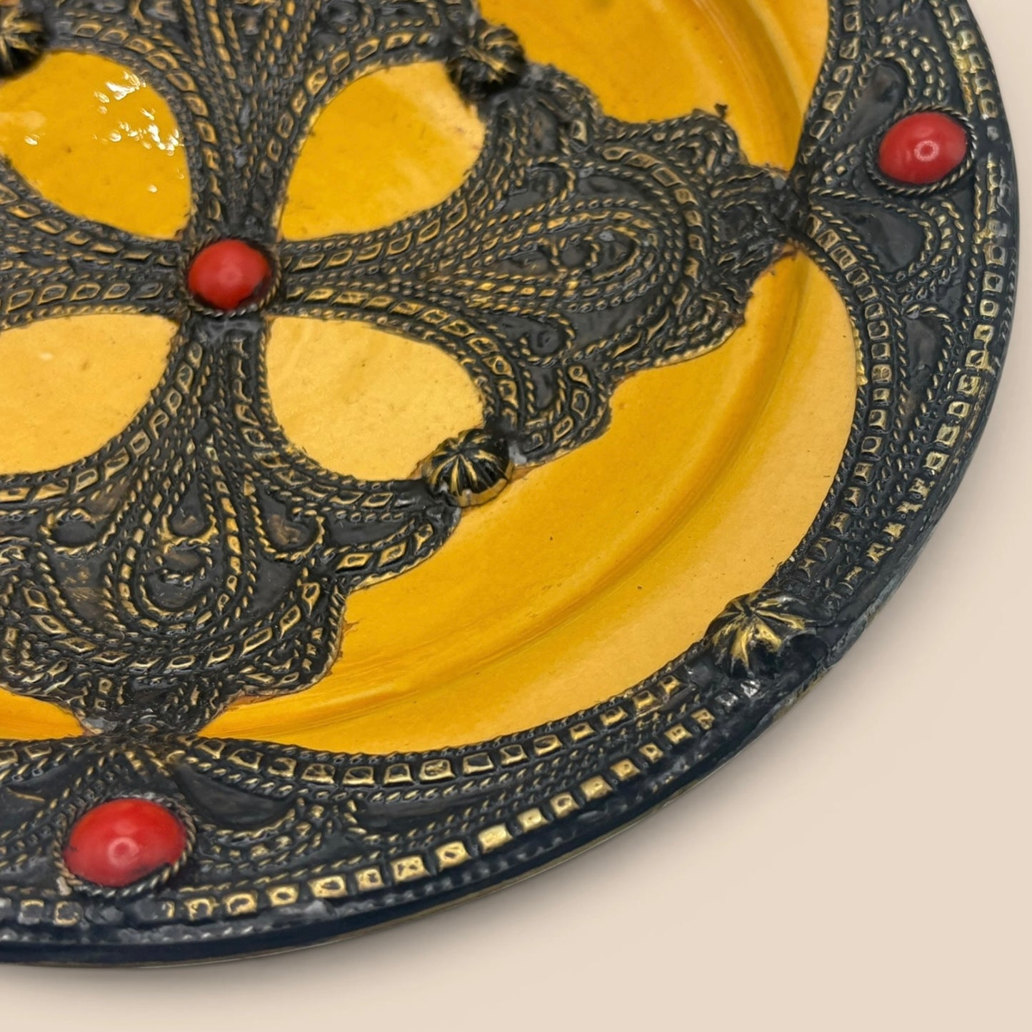 Plat filigrane jaune
