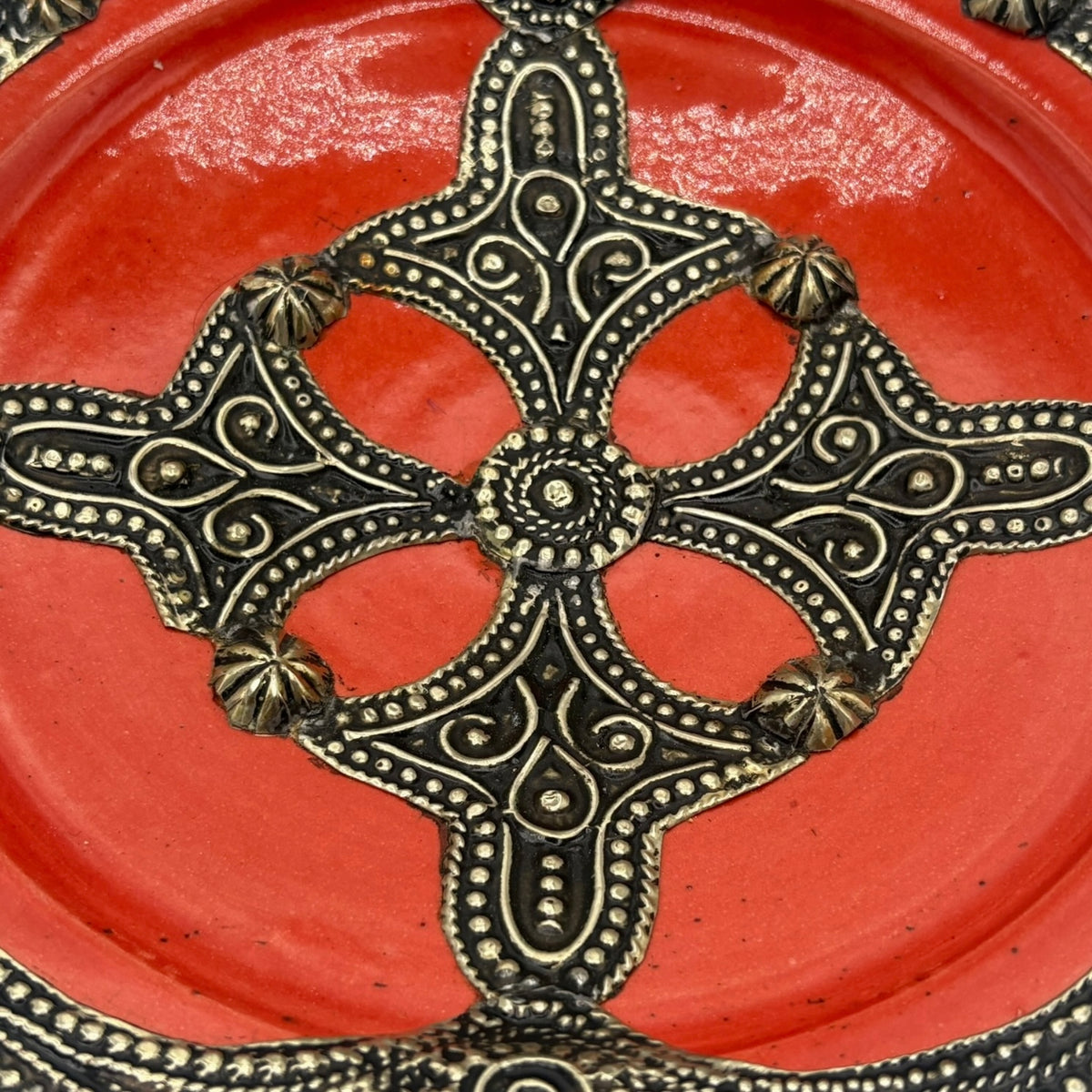 Plat filigrane rouge