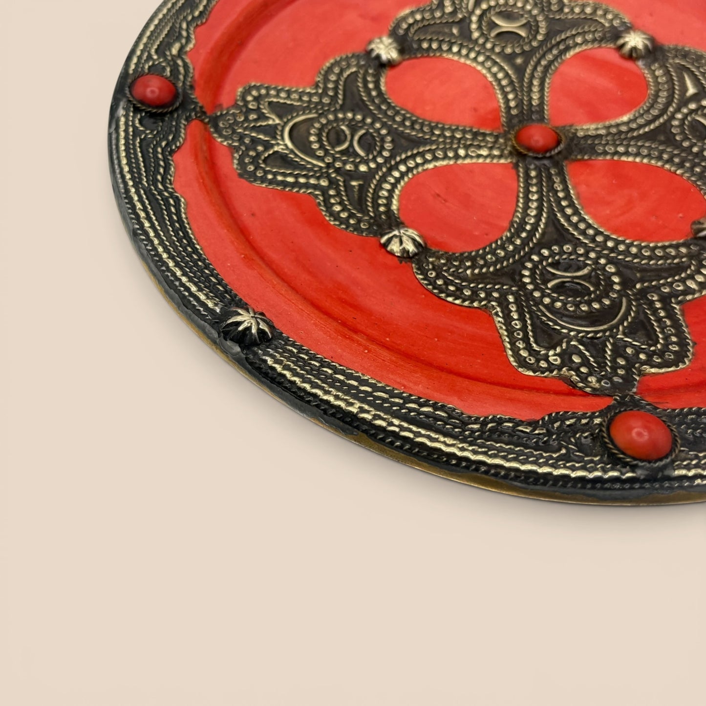 Plat filigrane rouge