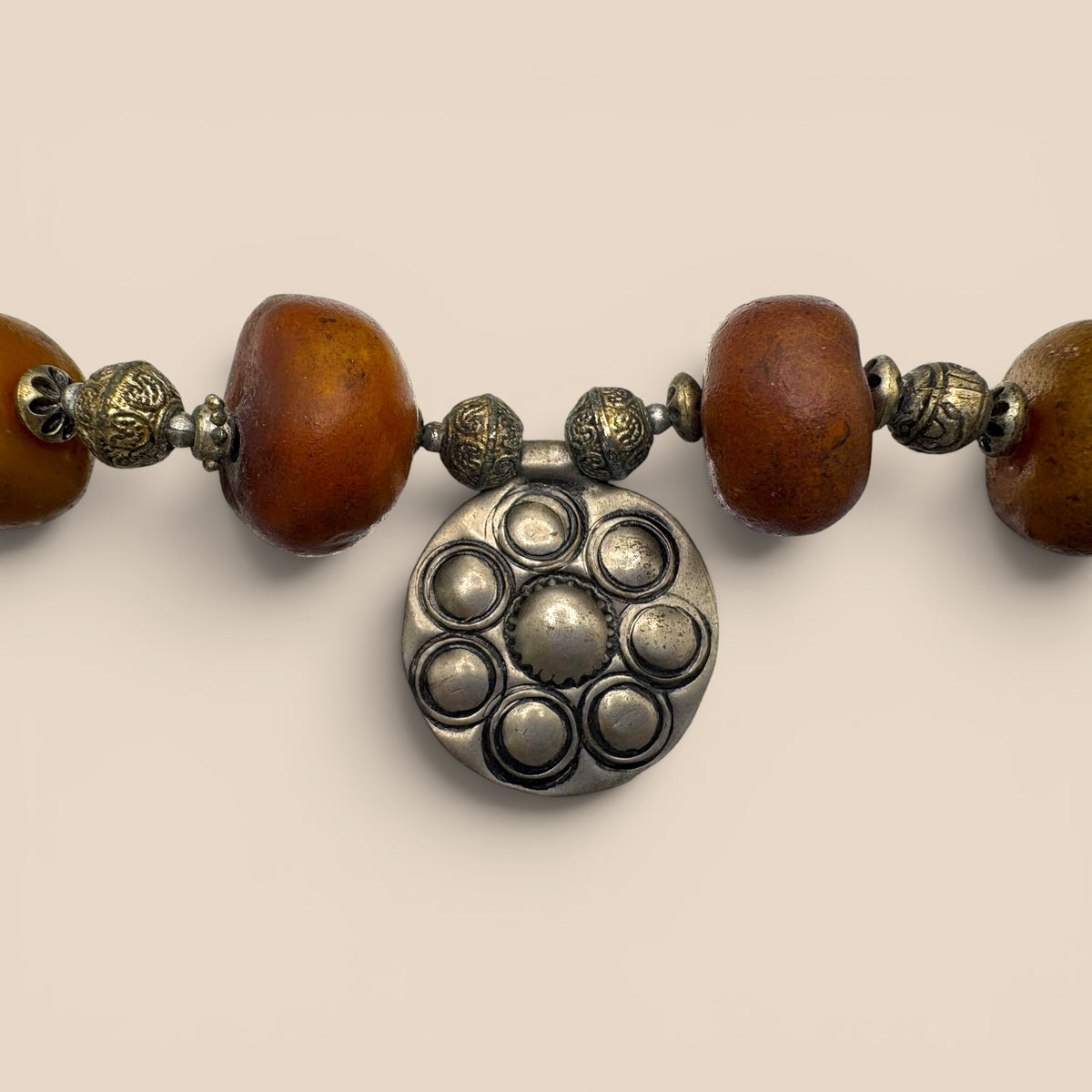 Collier pendentif dôme argenté perles ambre
