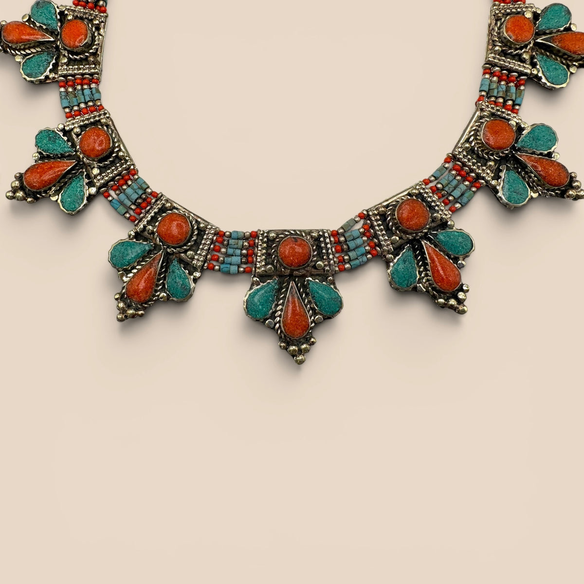 Collier plastron turquoise et corail gouttes