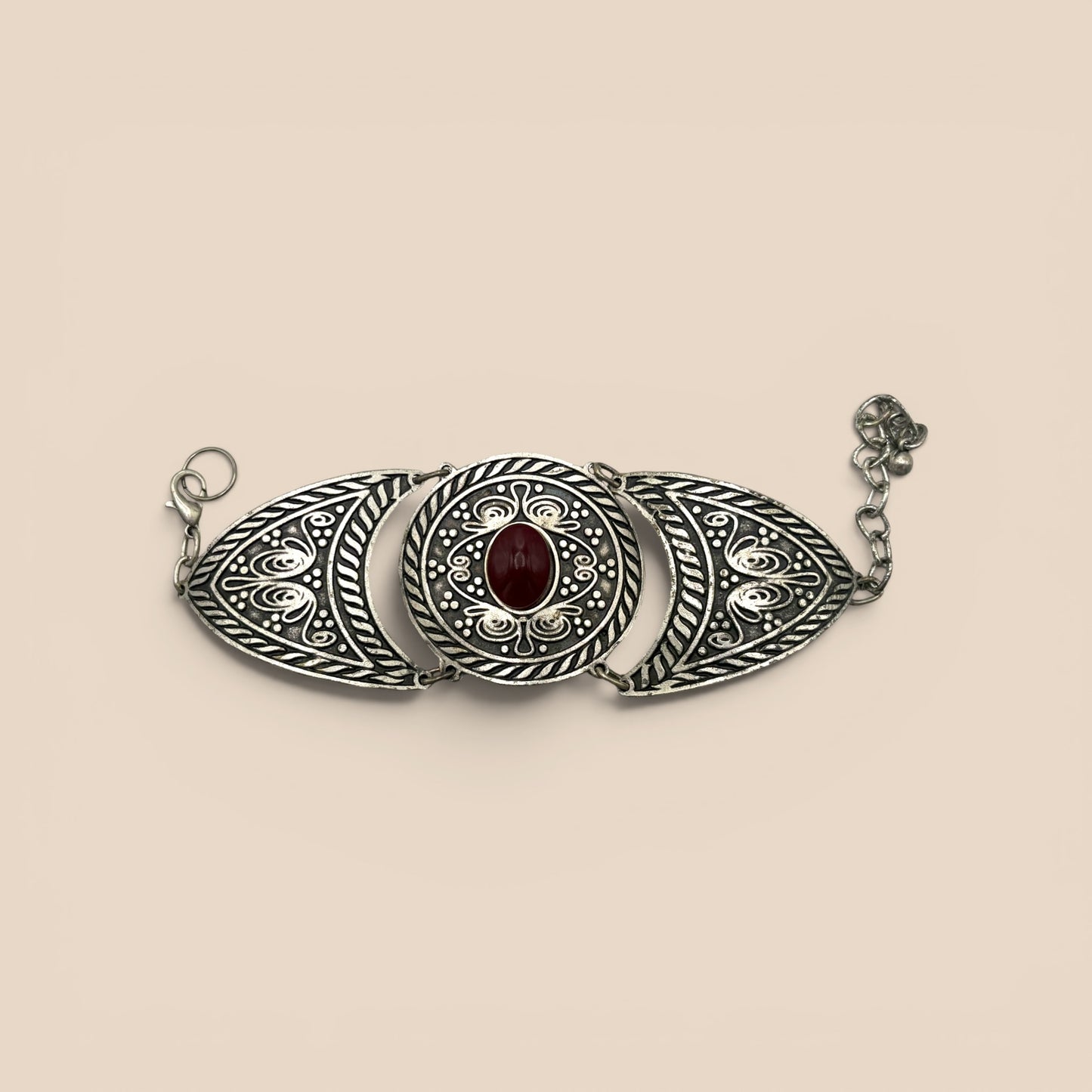 Broche ovale argenté cabochon rouge