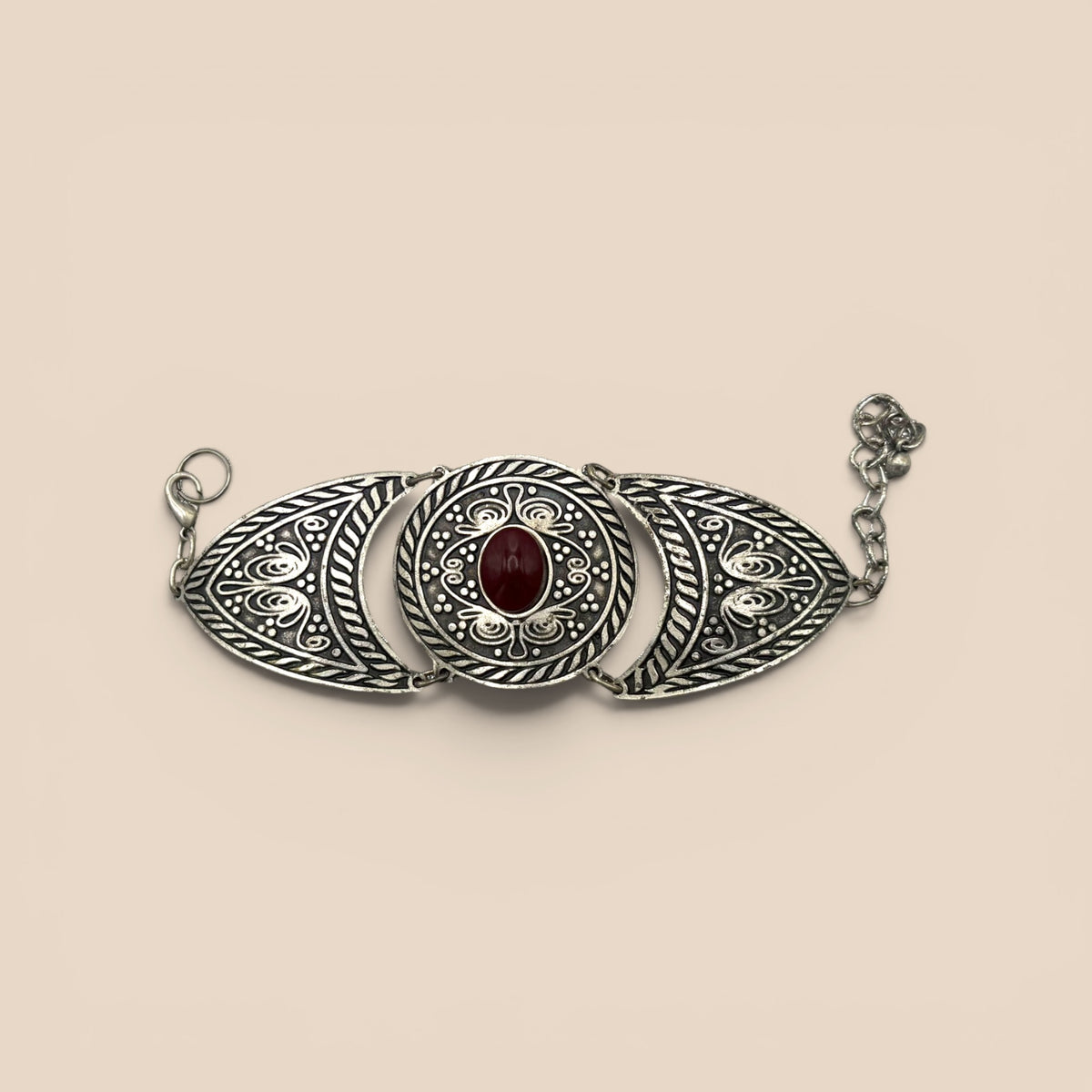 Broche ovale argenté cabochon rouge