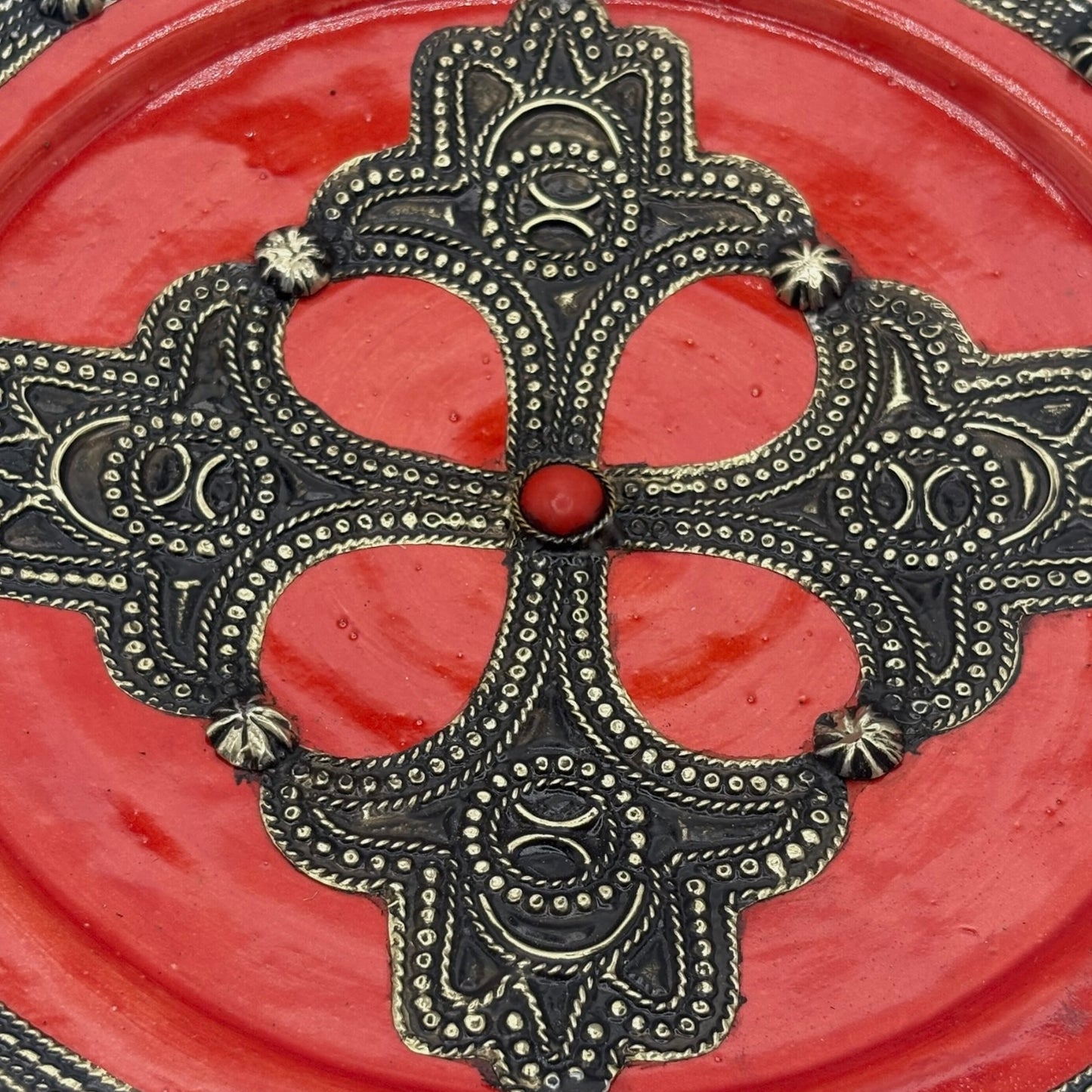 Plat filigrane rouge