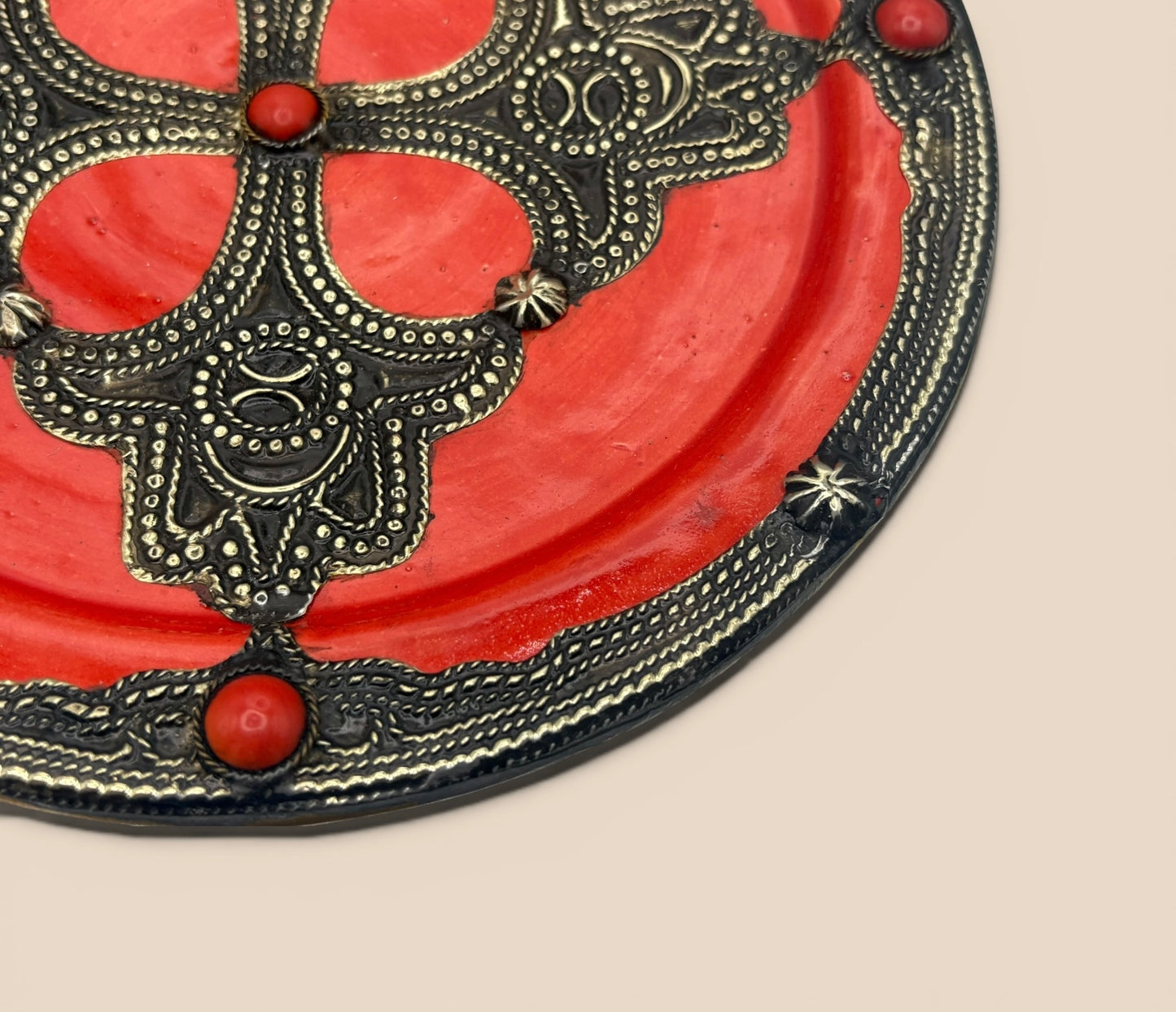 Plat filigrane rouge