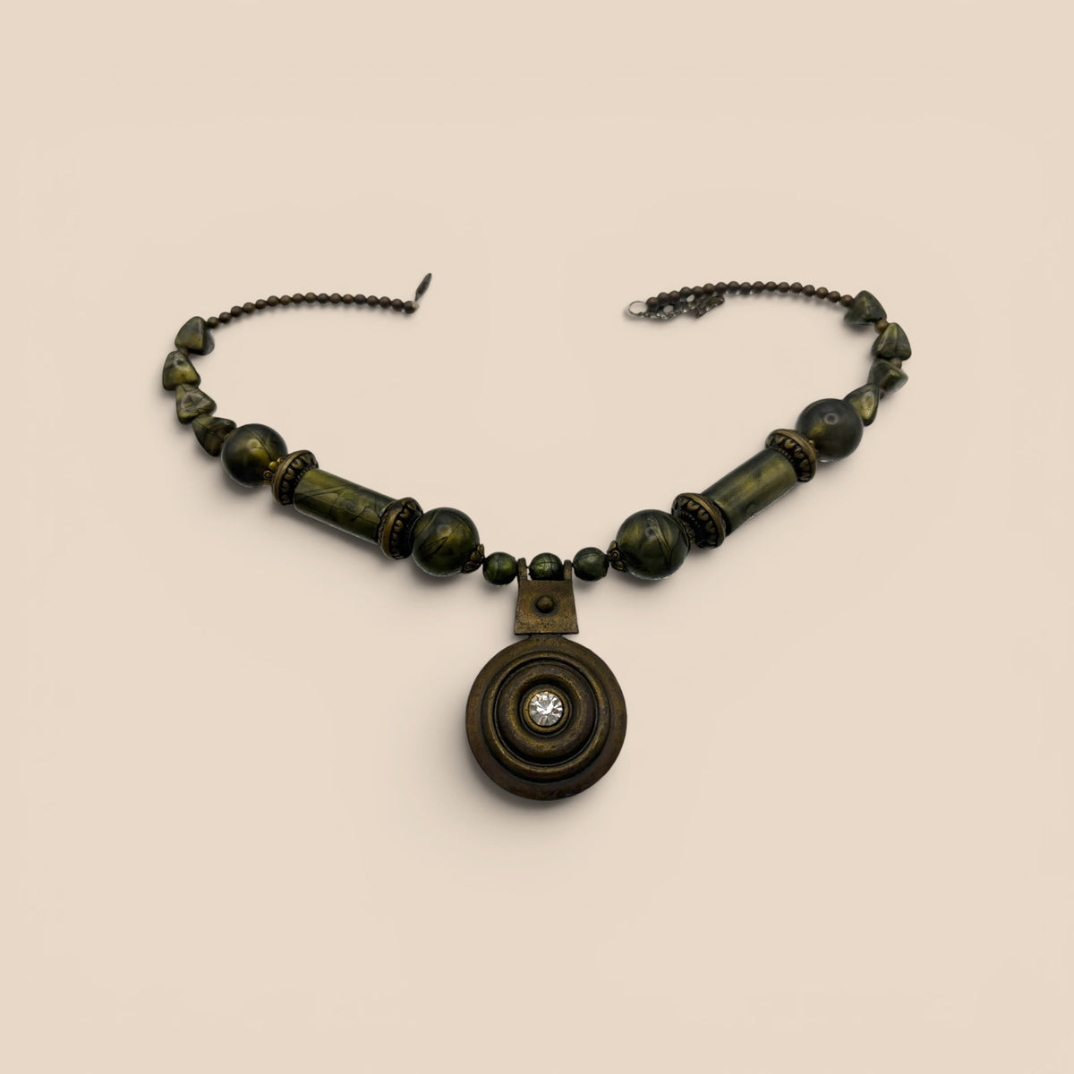 Collier perles vertes pendentif dôme