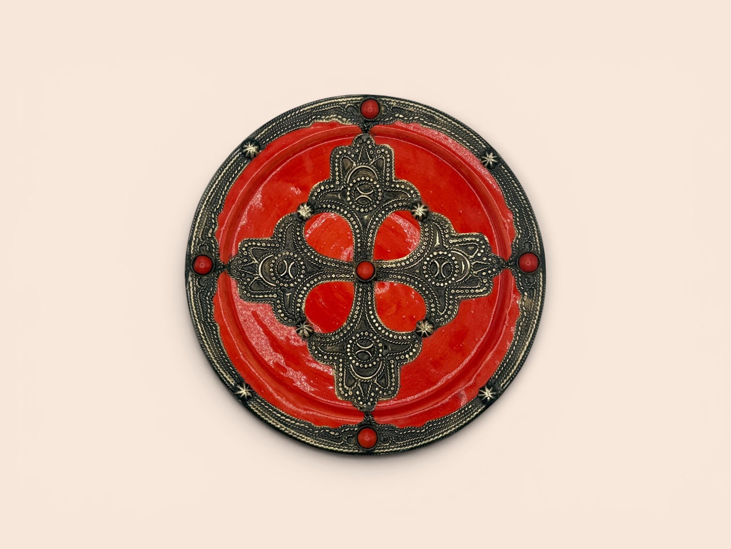 Plat filigrane rouge