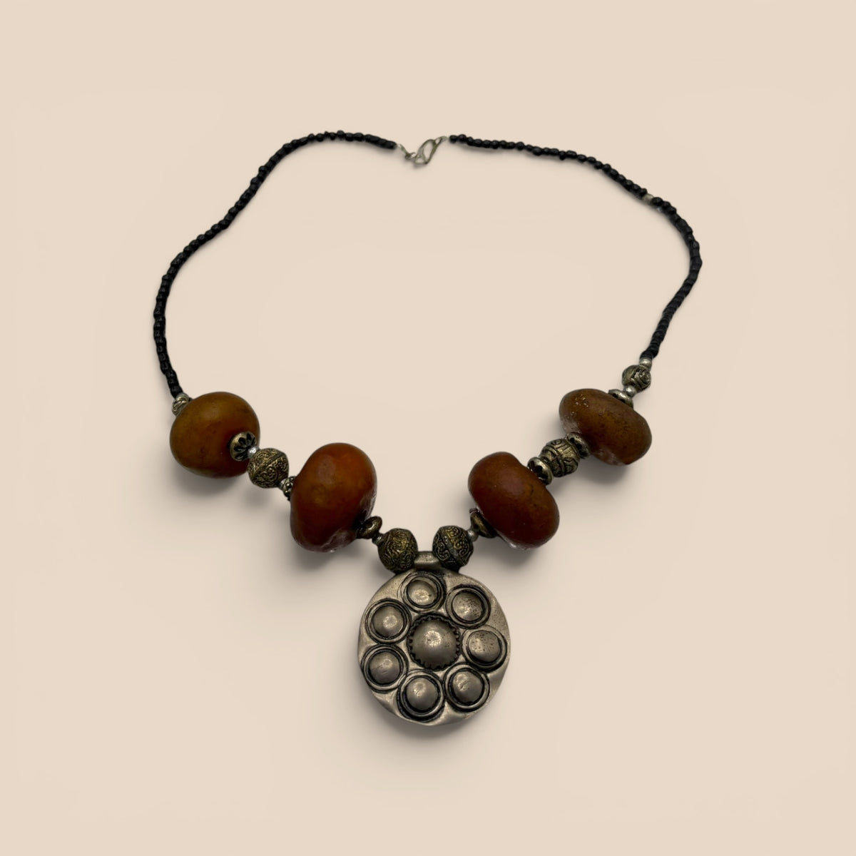 Collier pendentif dôme argenté perles ambre