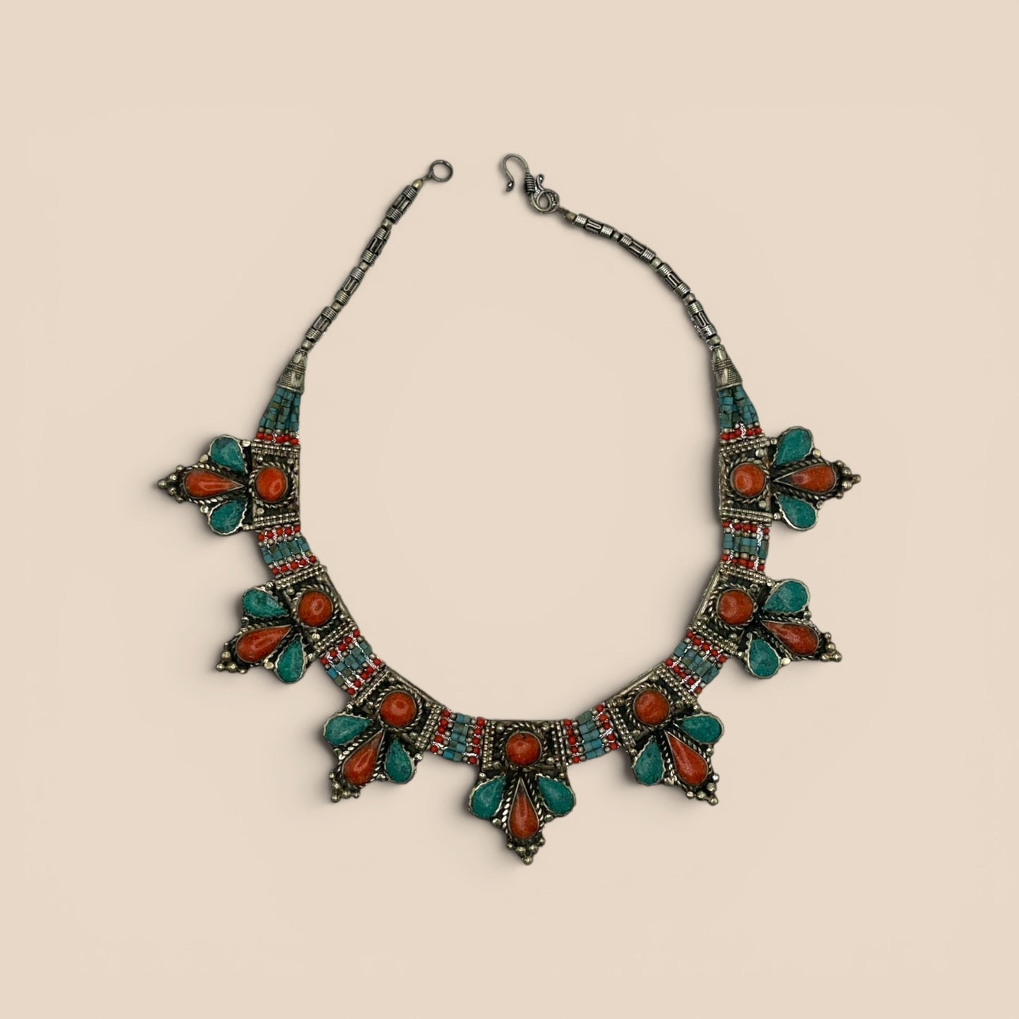 Collier plastron turquoise et corail gouttes