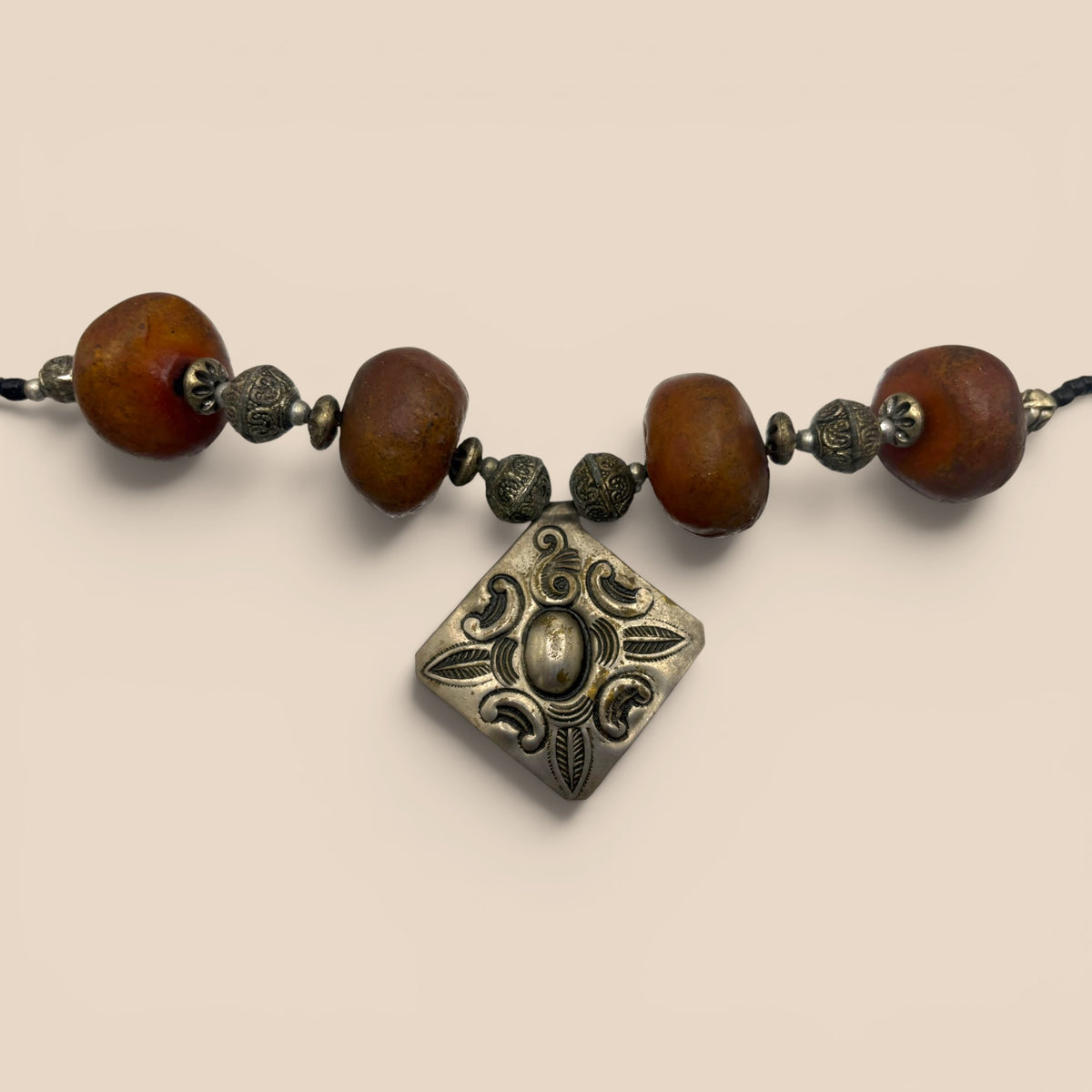 Collier ambre pendentif carré argenté