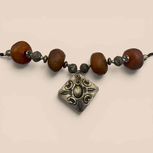 Collier ambre pendentif carré argenté