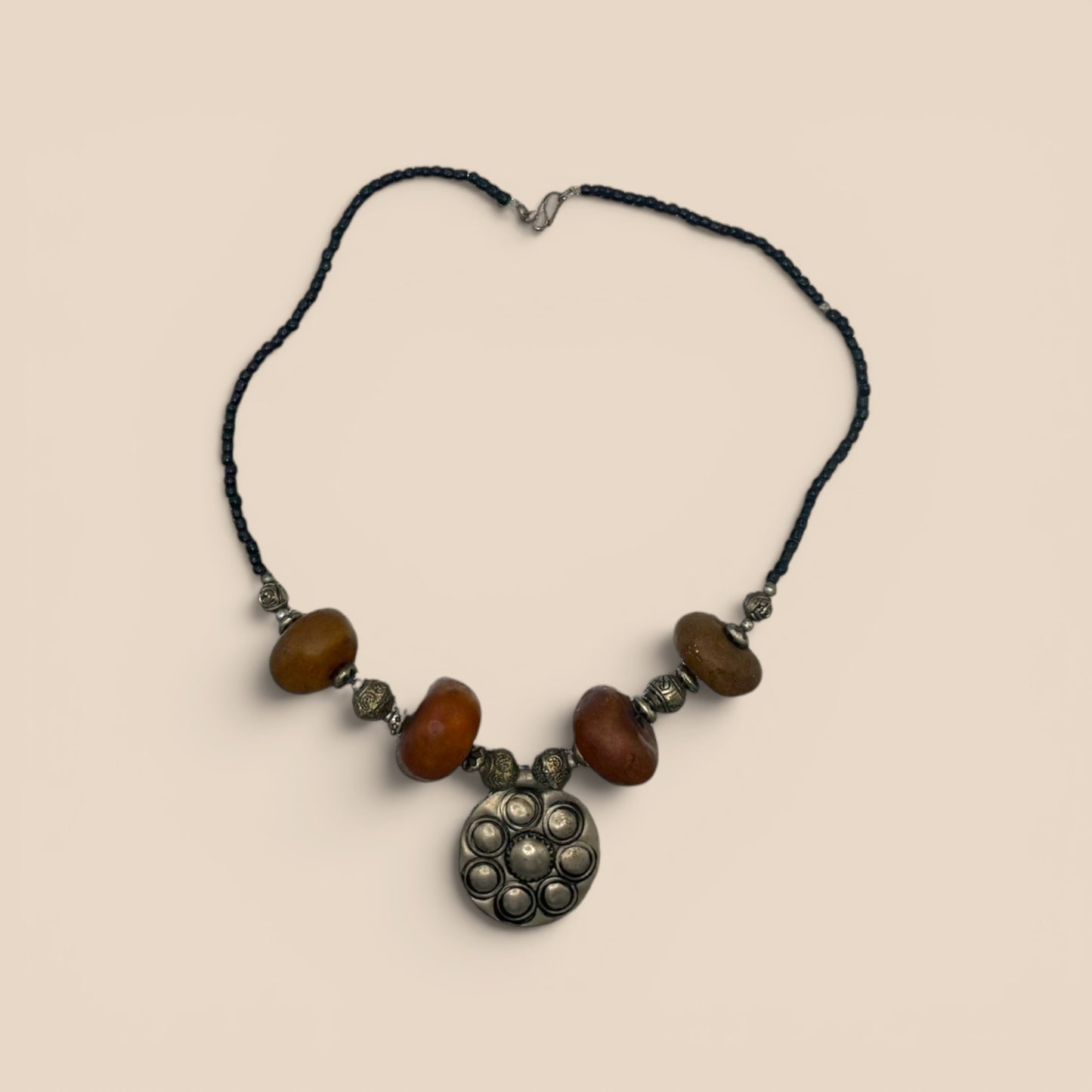 Collier pendentif dôme argenté perles ambre