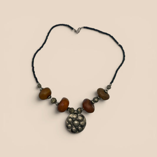 Collier pendentif dôme argenté perles ambre