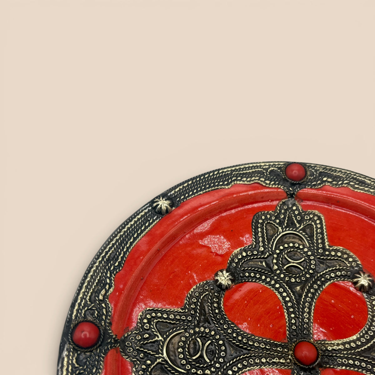Plat filigrane rouge