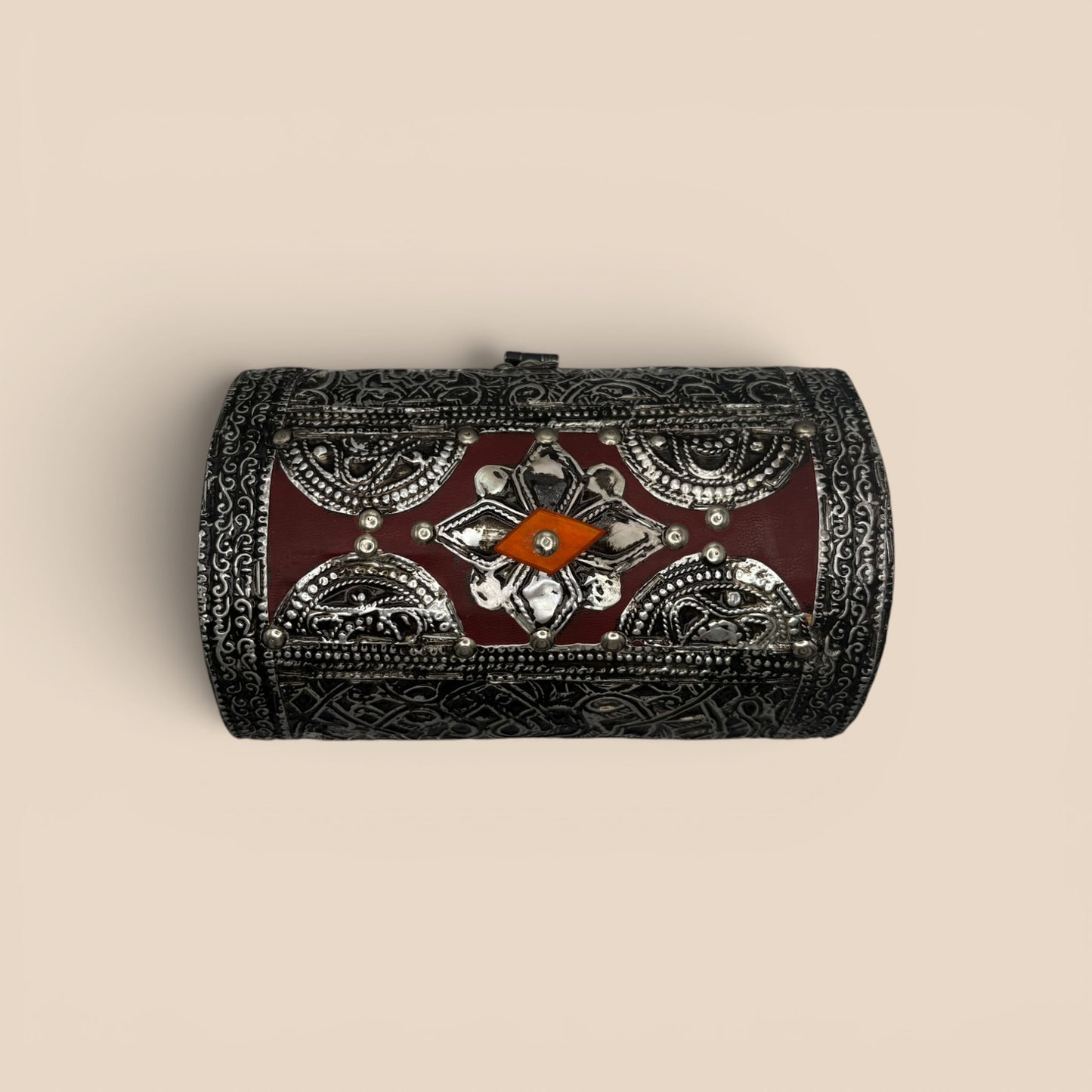 Boîte cylindrique rouge et argenté