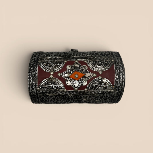 Boîte cylindrique rouge et argenté