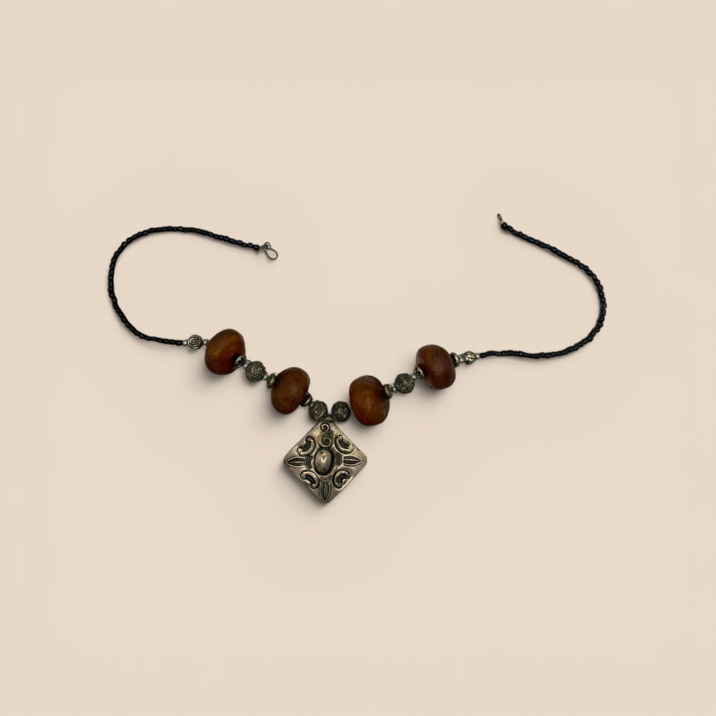 Collier ambre pendentif carré argenté